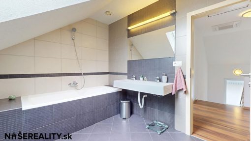 Predaj 5 izb. rodinného domu s bazénom a garážou v obci Kalinkovo - Image 40